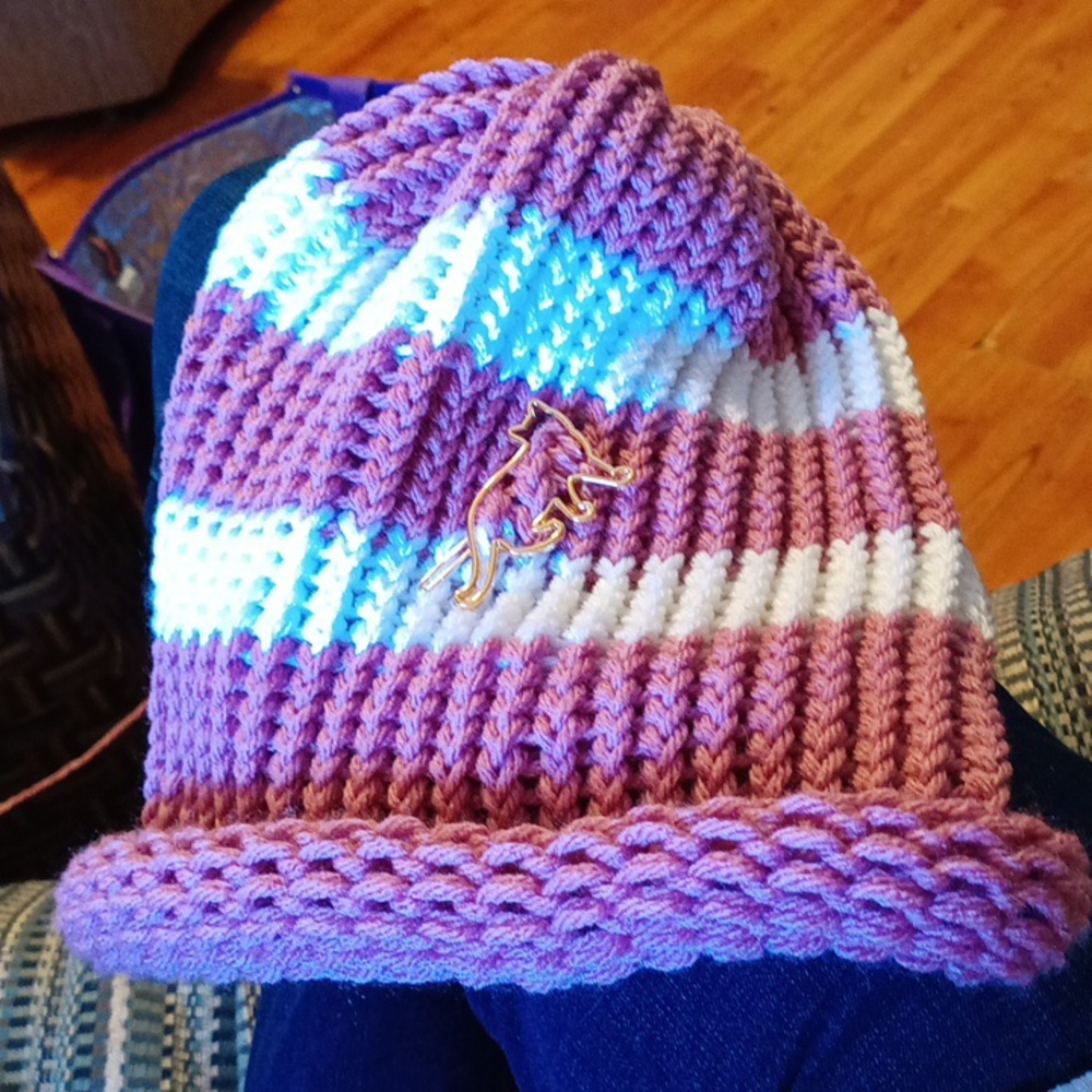 Loom knit hat Weave Adult sz Pink White Golden Tone Cat hair clip charm